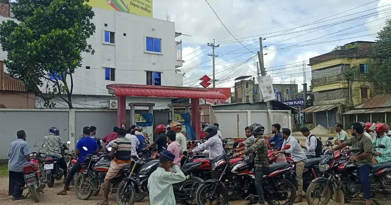 পাম্পে তেল নিতে বাইকারদের লম্বা লাইন